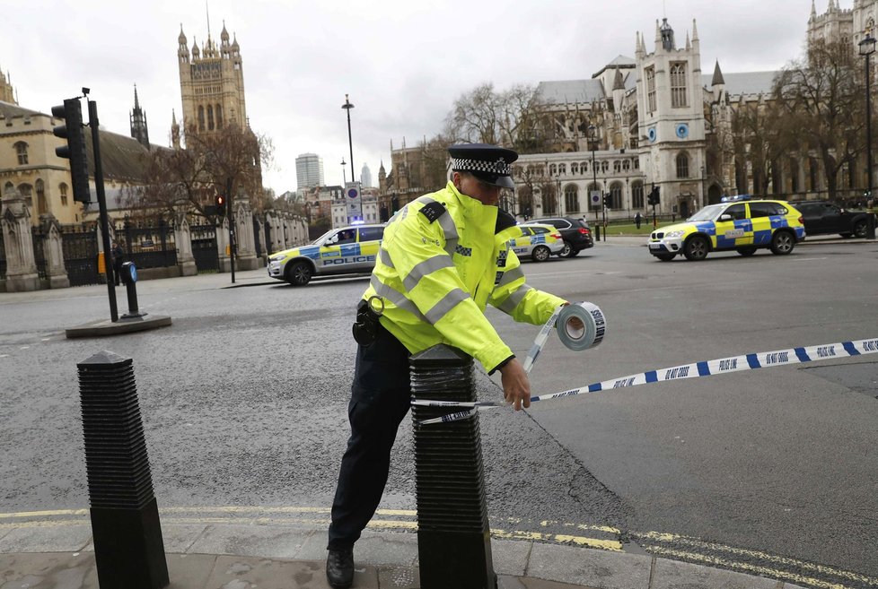 Při útoku v Londýně zemřelil čtyři nevinní lidé a terorista.