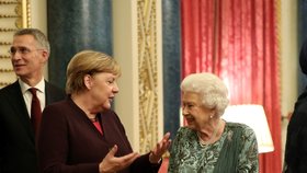 Angela Merkelová a královna Alžběta II. během summitu NATO v Londýně