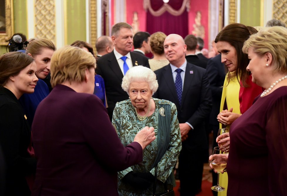 Setkání s královnou během summitu NATO V Londýně