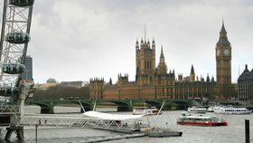 Westminsterský palác a stejnojmenný most.