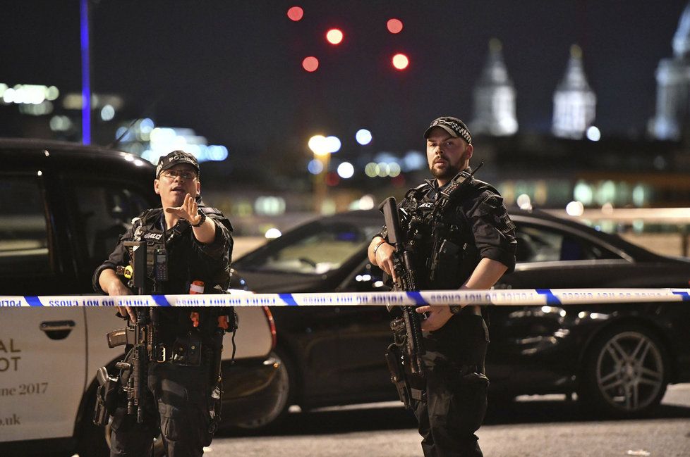 Teroristé v Londýně najeli dodávkou do lidí na mostě London Bridge, pak vystoupili a na lidi útočili dlouhými noži.