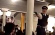 Zachyceno z mobilního telefonu: Policista vtrhnul do jednoho z barů a vyzýval návštěvníky, aby se všichni okamžitě vrhli k zemi