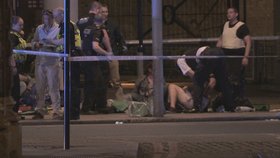 Teroristé v Londýně najeli dodávkou do lidí na mostě London Bridge, pak vystoupili a na lidi útočili dlouhými noži.