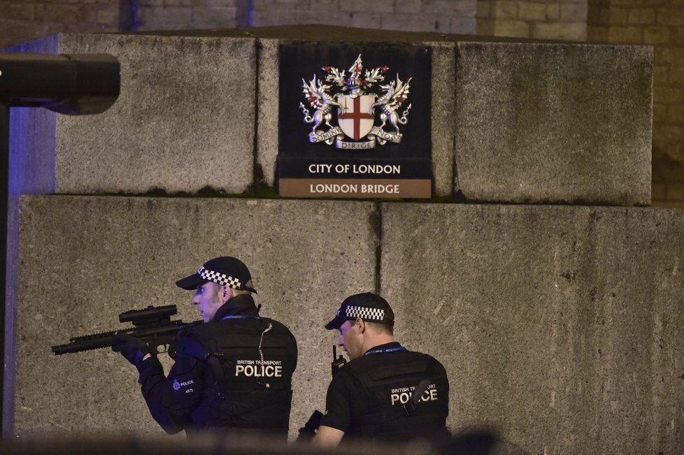 Teroristé v Londýně najeli dodávkou do lidí na mostě London Bridge, pak vystoupili a na lidi útočili dlouhými noži.