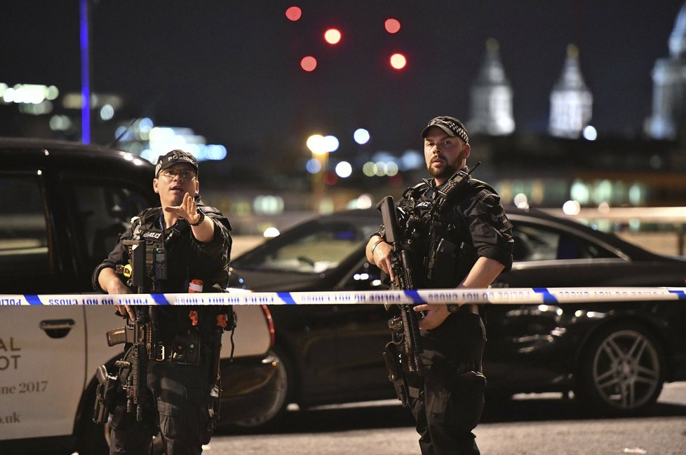 Ozbrojená policie uzavřela ulice.