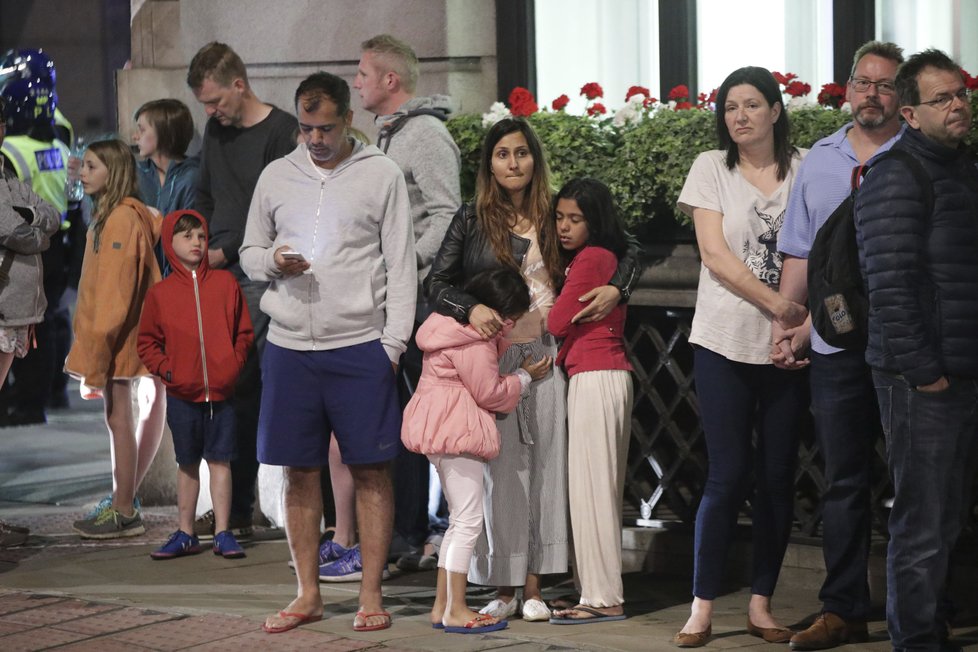 Teroristé v Londýně najeli dodávkou do lidí na mostě London Bridge, pak vystoupili a na lidi útočili dlouhými noži.