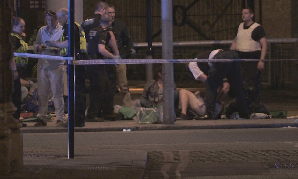 Teroristé v Londýně o víkendu najeli dodávkou do lidí na mostě London Bridge, pak vystoupili a na lidi útočili dlouhými noži.