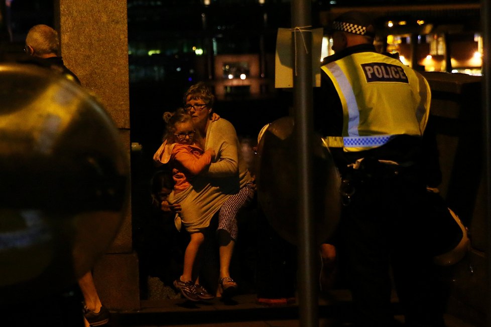 Teroristé v Londýně najeli dodávkou do lidí na mostě London Bridge, pak vystoupili a na lidi útočili dlouhými noži