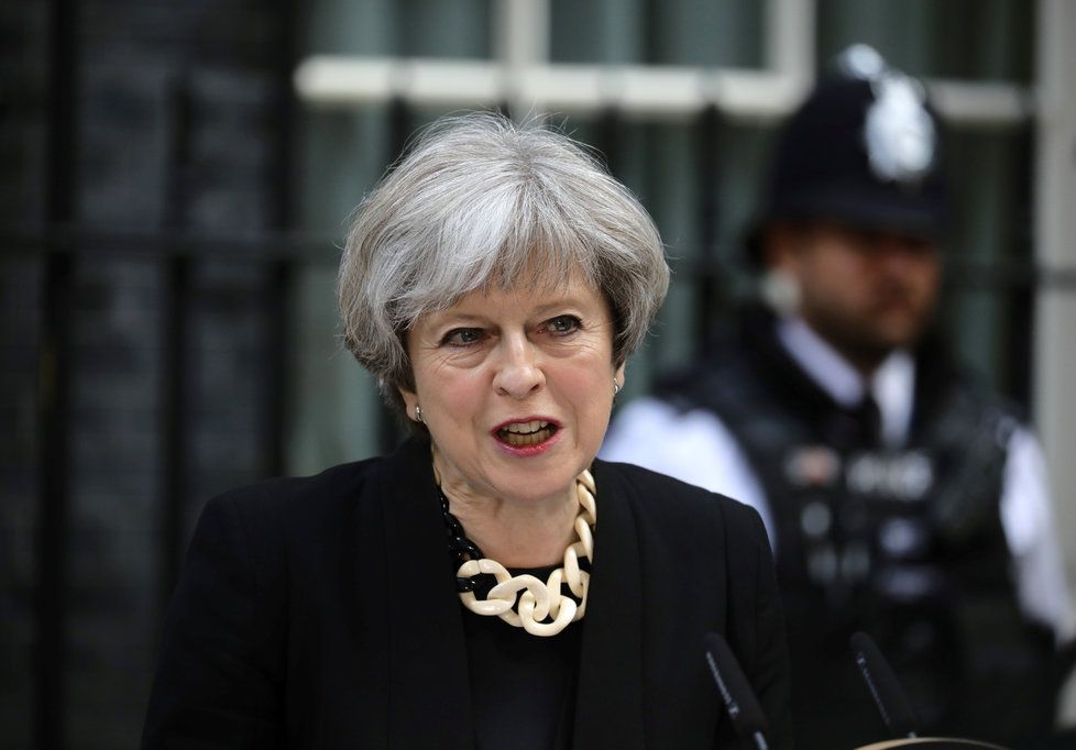 Theresa Mayová komentuje teroristický útok v Londýně.