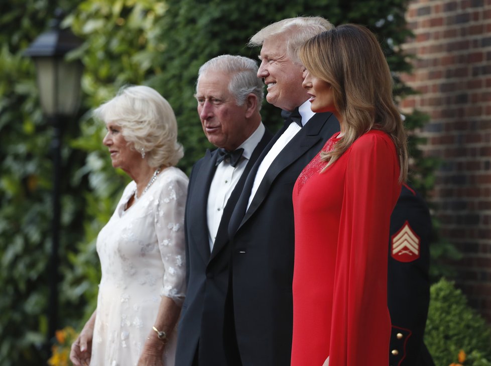 Prezident USA Trump s manželkou a princ Charles se ženou