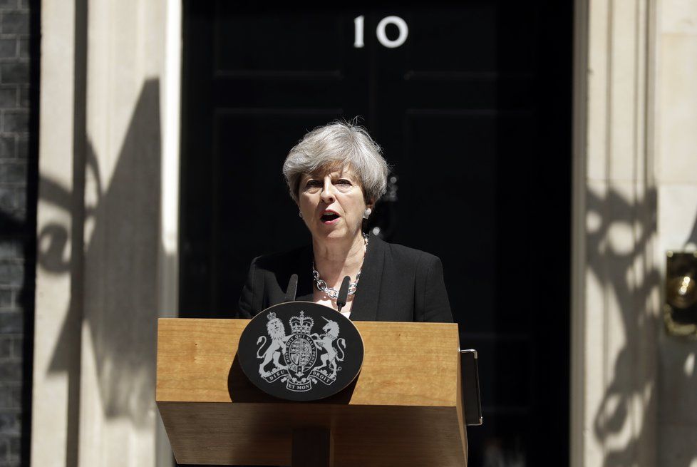 Mayová promluvila před svým sídlem v Downing Street.