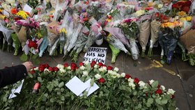 Lidé kladou květiny na místa útoku v Londýně.