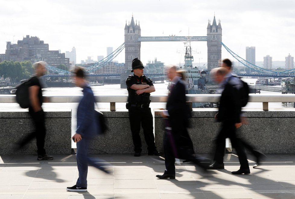 Češi navštěvující Británii by se podle českého velvyslanectví měli vyhýbat velkým davům lidí.