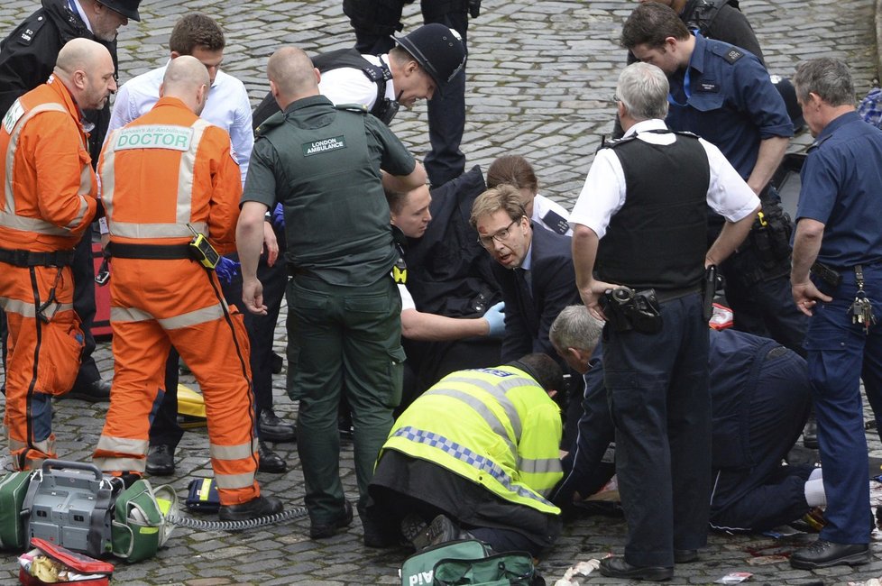 Zraněného policistu se snažil oživit poslanec Tobias Ellwood