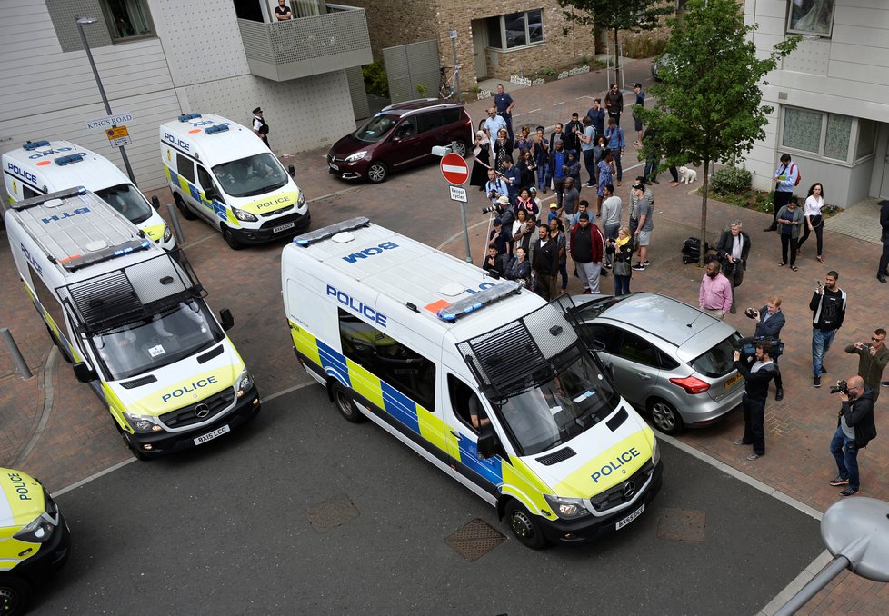 Policie zatkla na východě Londýna 12 lidí v souvislosti s útokem.