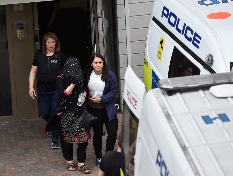 Policie zatkla na východě Londýna 12 lidí v souvislosti s útokem.