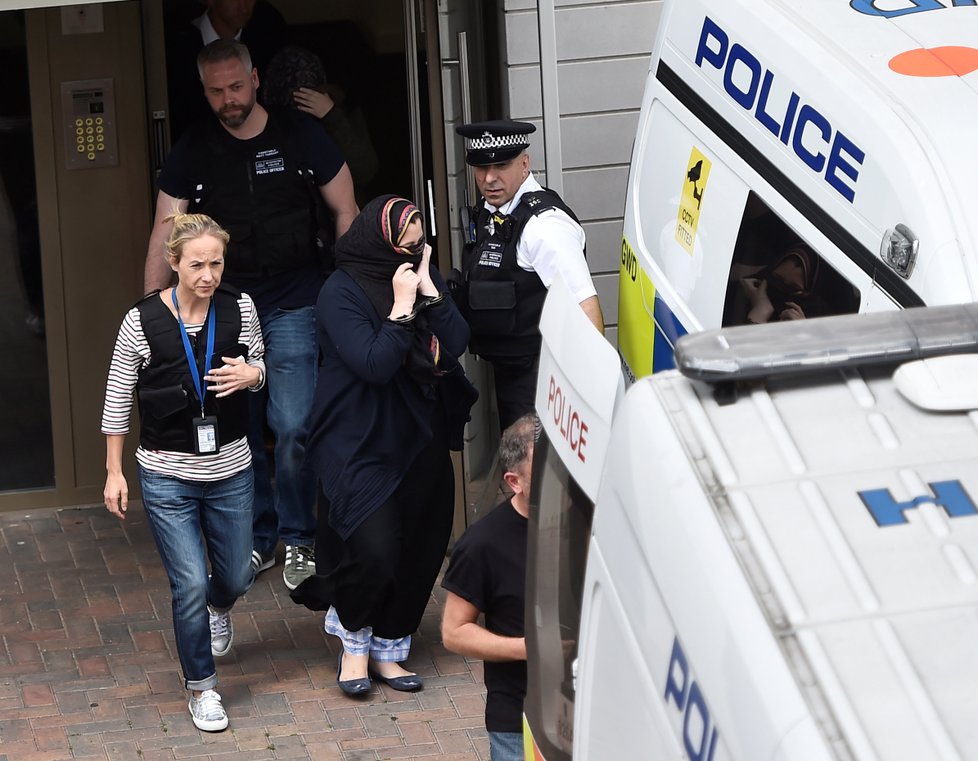 Policie zatkla na východě Londýna 12 lidí v souvislosti s útokem