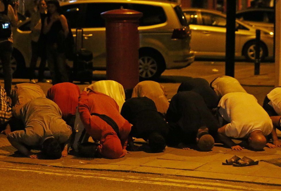 Dodávka v Londýně najela u mešity do lidí