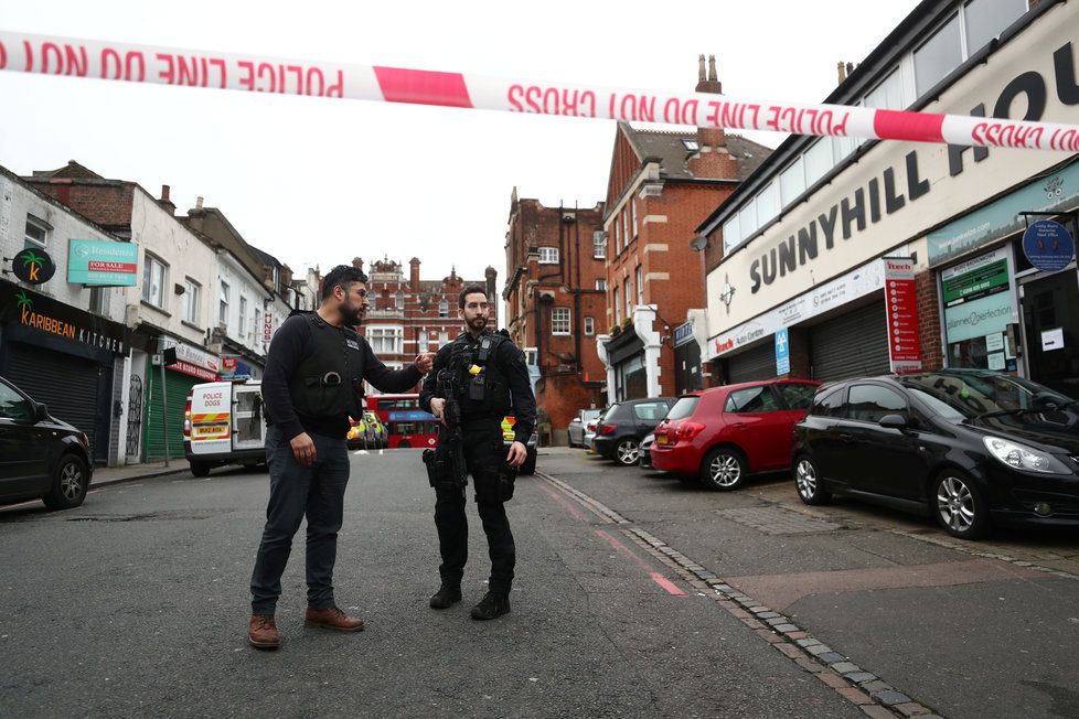 Muž v Londýně se pokusil o teroristický útok, bodl do několika lidí (2. 2. 2020)