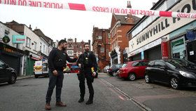 Muž v Londýně se pokusil o teroristický útok, bodl do několika lidí (2.2.2020)