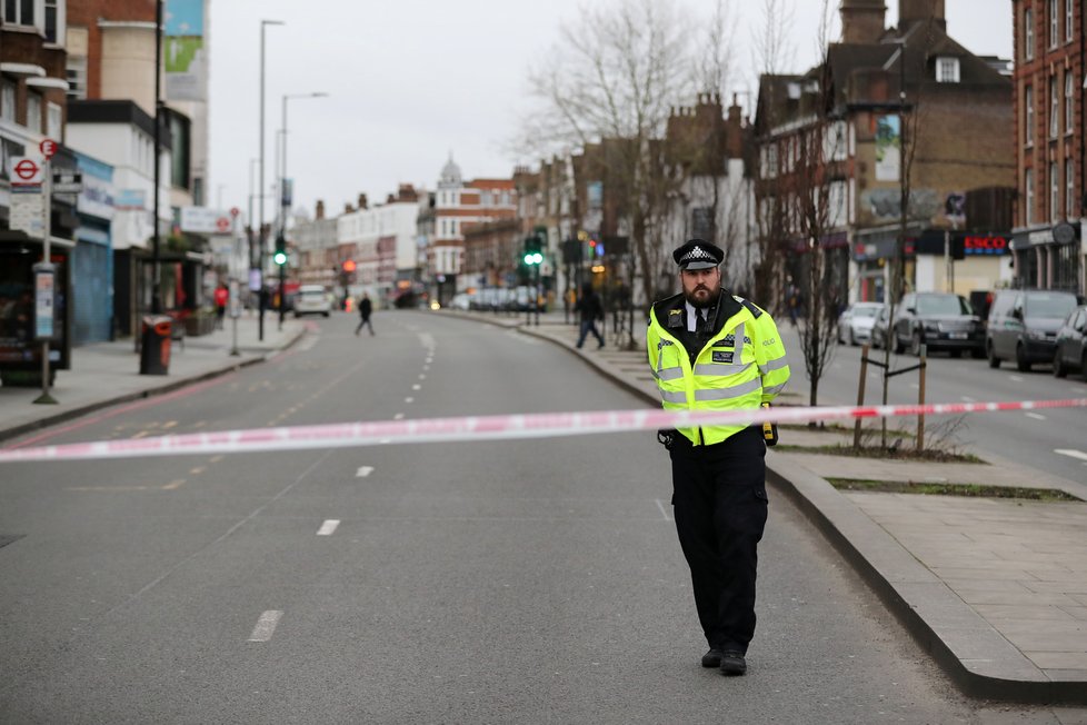 Muž v Londýně se pokusil o teroristický útok, bodl do několika lidí (2. 2. 2020)