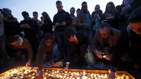 Londýn den po útoku: Pietu na Trafalgarském náměstí zakončilo zapalování svíček.