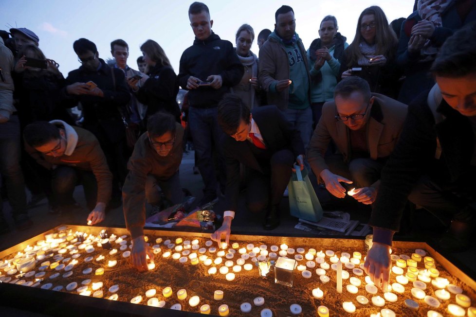 Londýn den po útoku: Pietu na Trafalgarském náměstí zakončilo zapalování svíček.