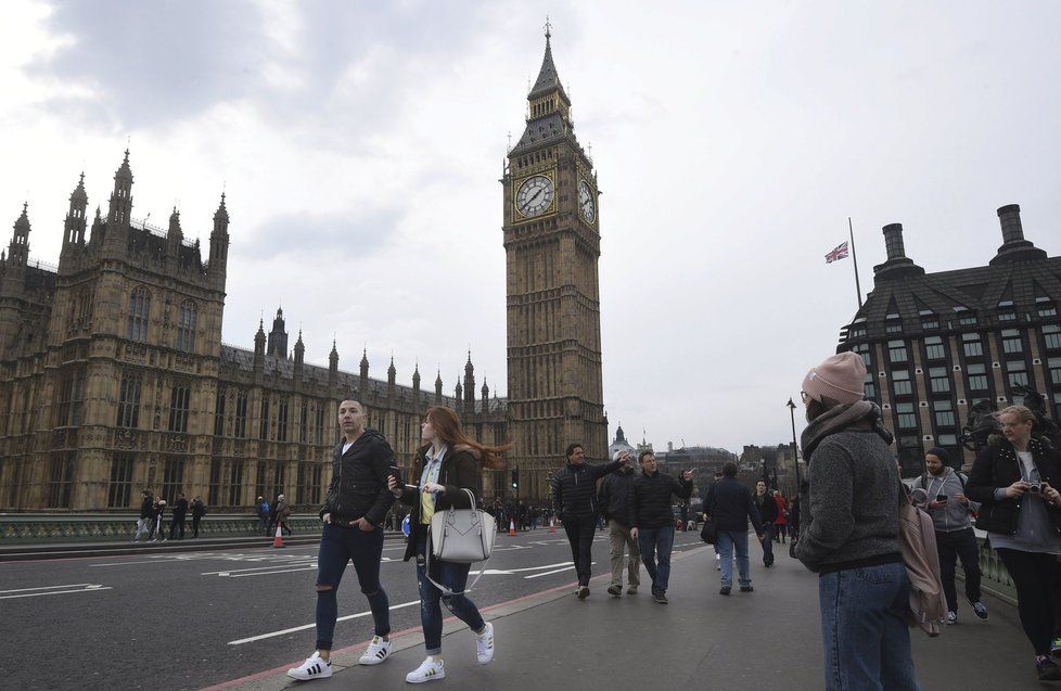 Londýn den po březnovém útoku: Na Westminster Bridge se vrátili chodci, turisté i auta.