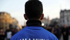 Pieta na Trafalgar Square: „Jsem muslim,“ nesl si na zádech jeden z účastníků.