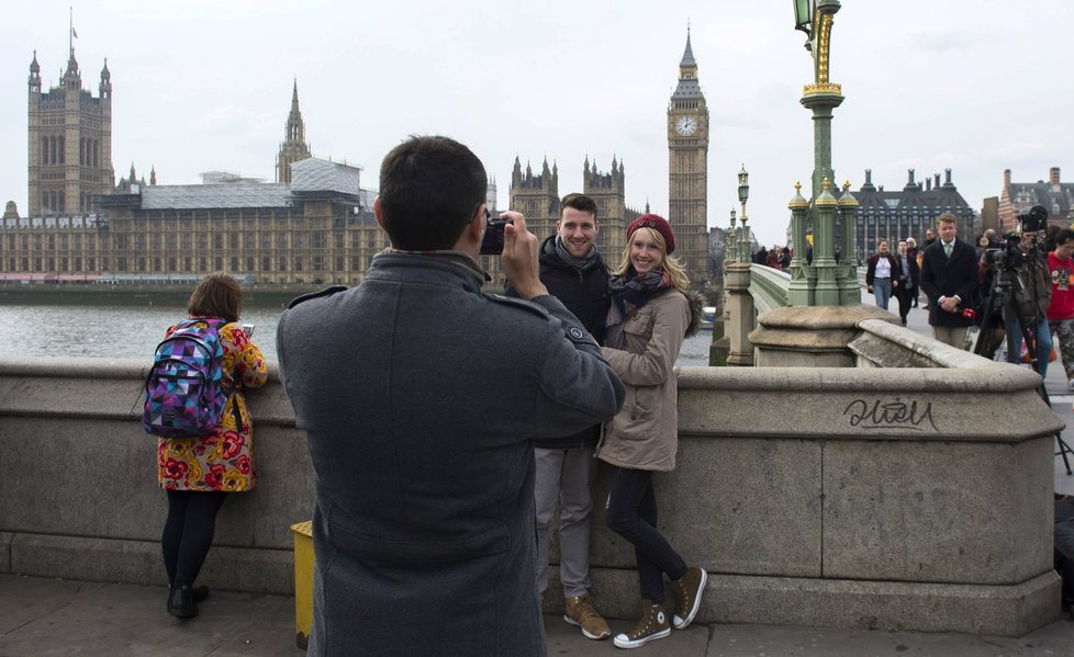 Londýn den po březnovém útoku: Na Westminster Bridge se vrátili chodci, turisté i auta.