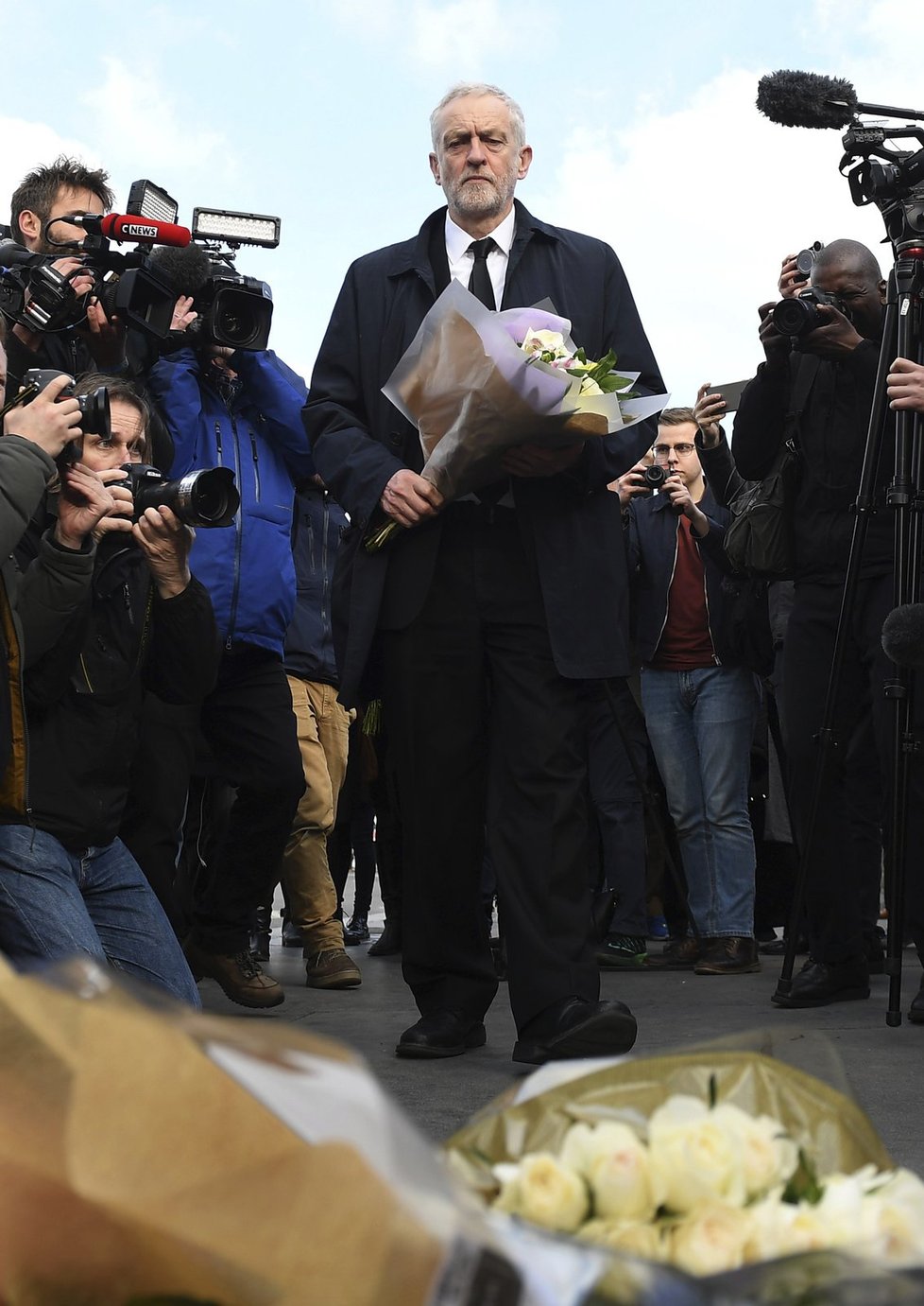 Útok na Westminster Bridge: Uctít památku obětí přišel i Jeremy Corbyn, lídr opozičních labouristů.