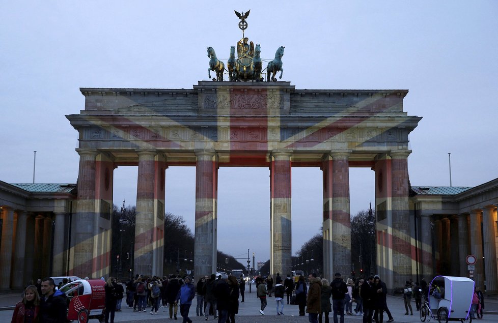 Den po londýnském útoku: Na podporu Britů se do jejich státní vlajky zahalila Braniborská brána v Berlíně.