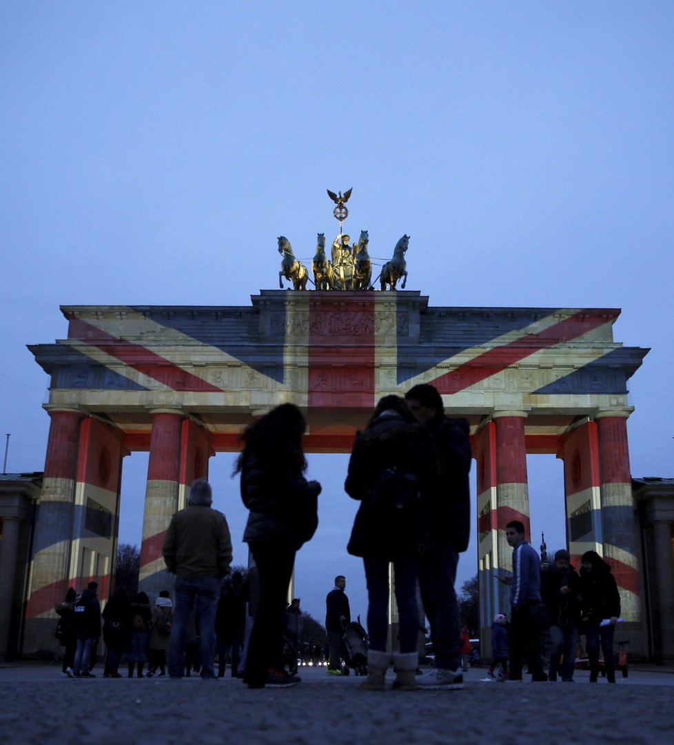 Den po londýnském útoku: Na podporu Britů se do jejich státní vlajky zahalila Braniborská brána v Berlíně.