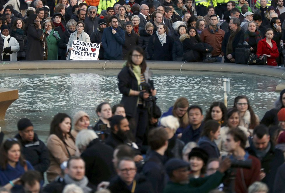 Londýn den po loňském útoku: Pieta na Trafalgar Square