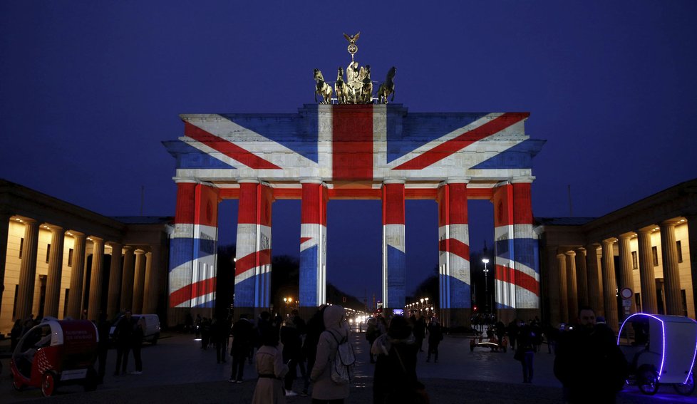 Nasvícená Braniborská brána v Berlíně den po teroristickém útoku na londýnském Westminster Bridge