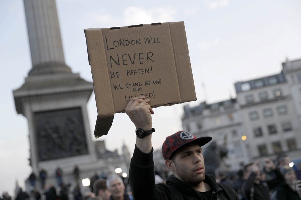 Den po loňském útoku na londýnském Westminster Bridge: Londýňané se sešli na Trafalgar Square při pietní akci, vyjadřovali jednotu i to, že se nebojí