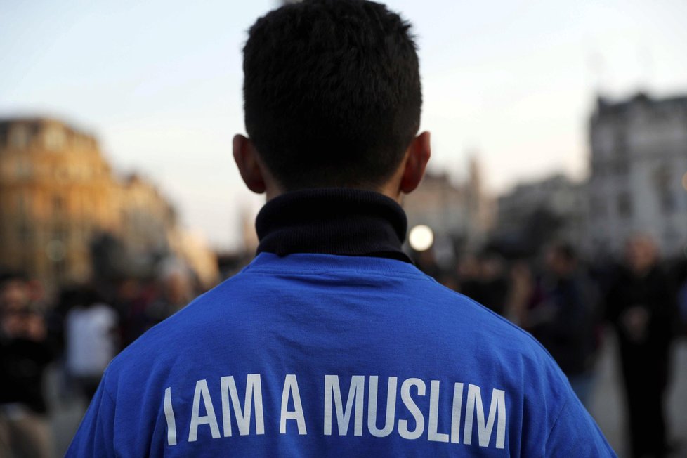 Pieta na Trafalgar Square: „Jsem muslim,“ nesl si na zádech jeden z účastníků.