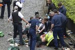 Tobias Ellwood, poslanec, zachraňuje coby bývalý voják pobodaného policistu masáží srdce, Jeho úsilí bylo marné, policista zraněním podlehl.