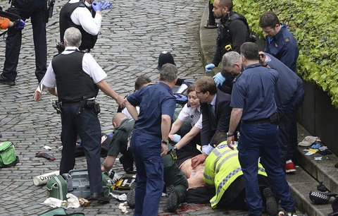 Londýn zasáhl teroristický útok: Kdo za ním stojí a kolik je obětí?