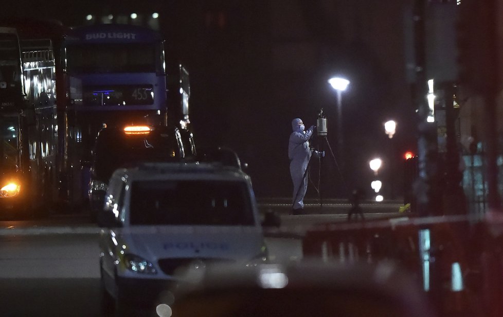 Vyšetřovatelé zůstávají nadále na místě činu. Objasňování zřejmě bude probíhat celou noc, ve městě byly posíleny policejní hlídky.