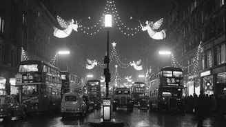 Vánoční Londýn v průběhu století: Podívejte se, jak svátky prožívají Britové