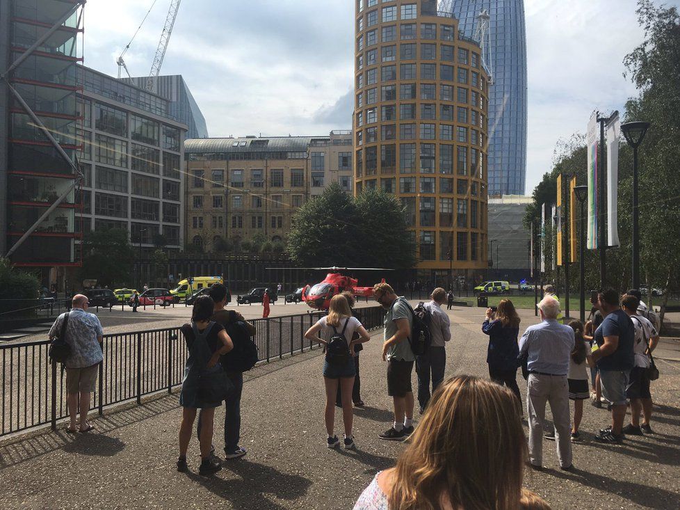 Teenager shodil dítě z věže londýnské galerie Tate Modern. Na místě je i vrtulník.