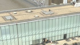 Teenager shodil dítě z věže londýnské galerie Tate Modern. Na místě je i vrtulník.