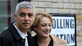 Muslim Khan zůstává starostou Londýna, obhájil křeslo už potřetí. Premiér Sunak dál slábne