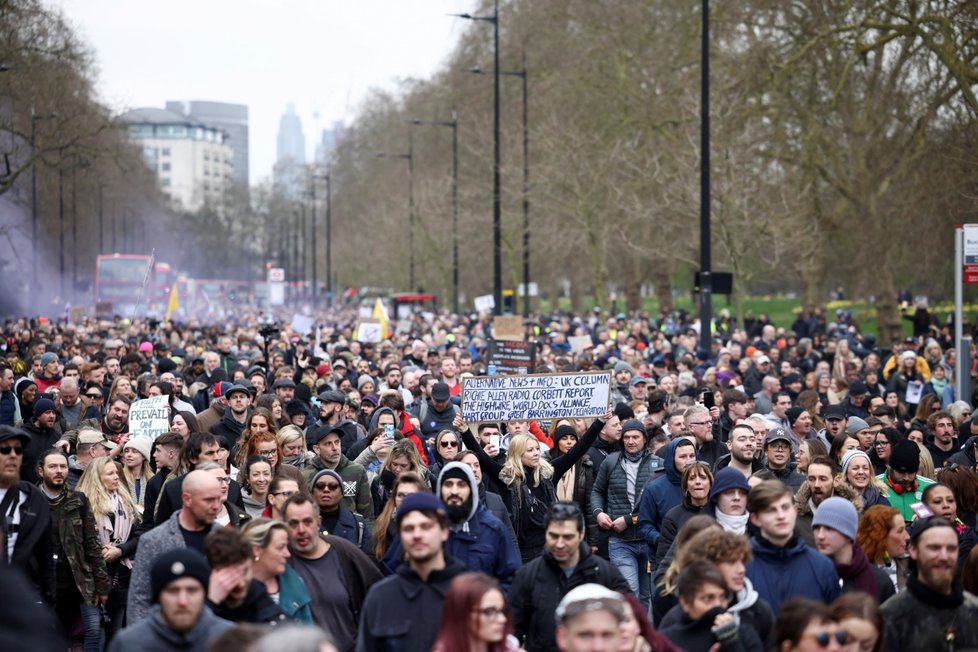 Londýn zažívá demonstrace proti omezením spojeným s koronavirovou nákazou, zasahovat musí policie (20. 3. 2021)