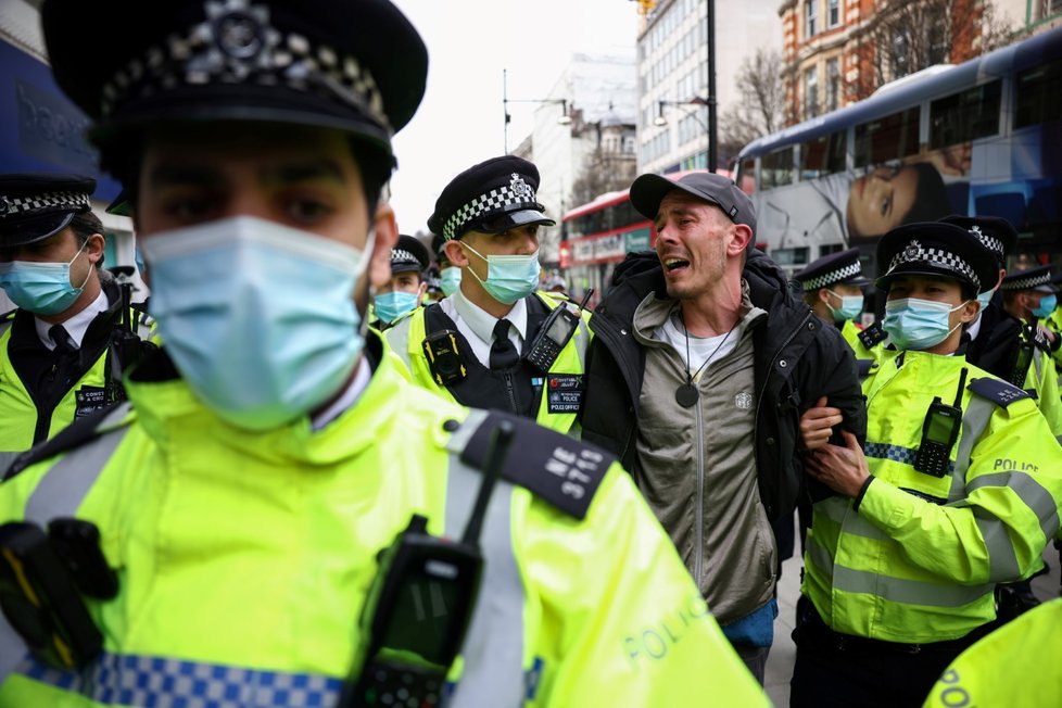 Londýn zažívá demonstrace proti omezením spojeným s koronavirovou nákazou, zasahovat musí policie (20. 3. 2021)