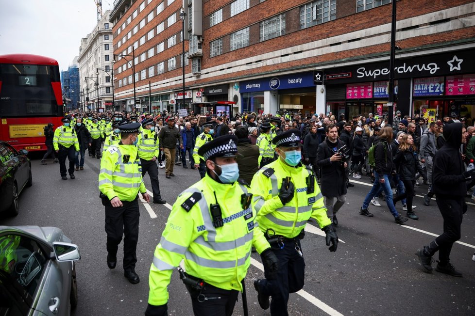 Londýn zažívá demonstrace proti omezením spojeným s koronavirovou nákazou, zasahovat musí policie (20. 3. 2021)