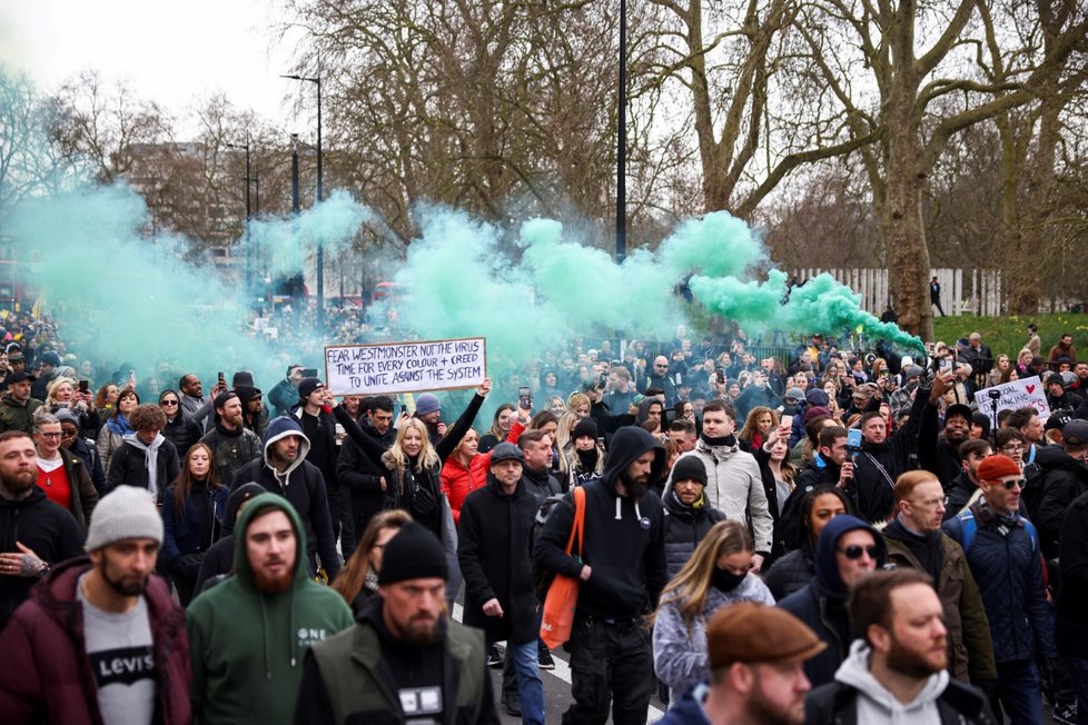 Londýn zažívá demonstrace proti omezením spojeným s koronavirovou nákazou, zasahovat musí policie (20. 3. 2021)