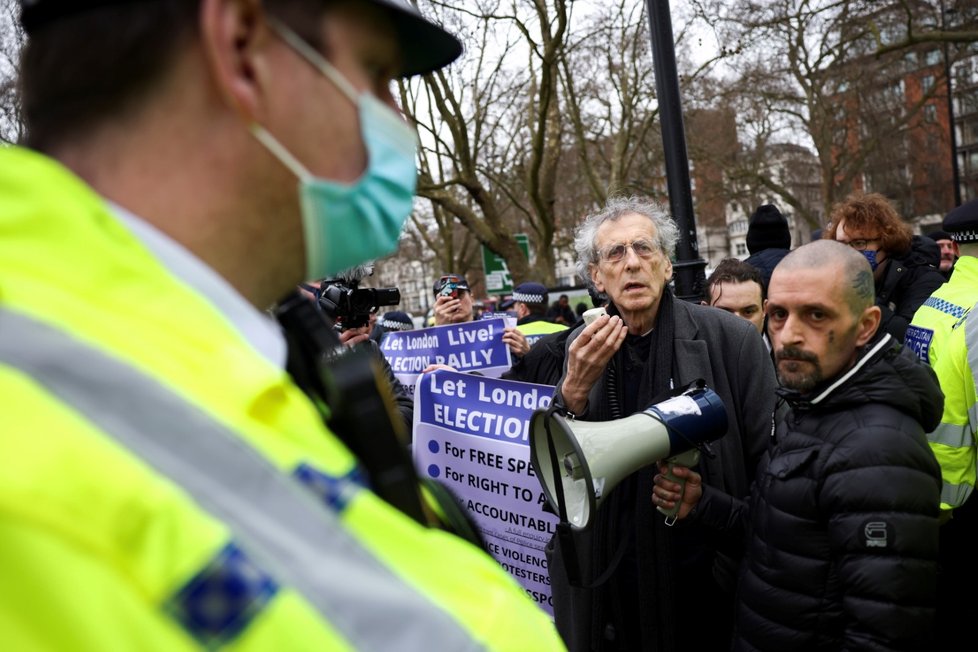 Londýn zažívá demonstrace proti omezením spojeným s koronavirovou nákazou, zasahovat musí policie (20. 3. 2021)