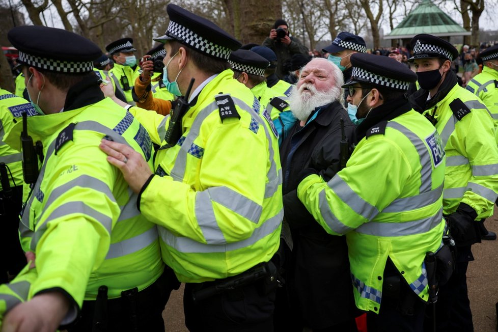 Londýn zažívá demonstrace proti omezením spojeným s koronavirovou nákazou, zasahovat musí policie (20. 3. 2021)